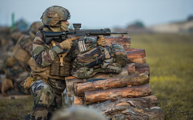 „Duch dyscypliny” i 800 euro. Nowy program Macrona ma wzmocnić armię