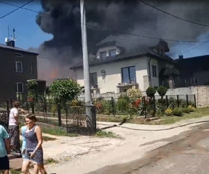 Potężny pożar koło Olkusza w Małopolsce. Płonie składowisko opon, spłonęły autobusy