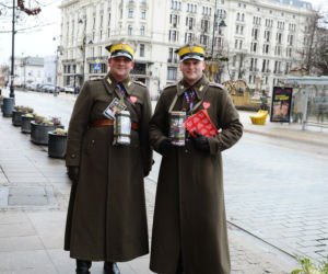 30. Finał WOŚP w Warszawie. Wolontariusze kwestują na ulicach, nie pokonała ich wichura