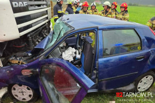 Koszmar na drodze pod Tarnowem! Fiat wbił się w ciężarówkę, trzy osoby nie żyją