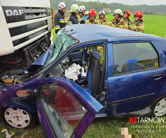 Fiat wbił się w ciężarówkę, trzy osoby nie żyją