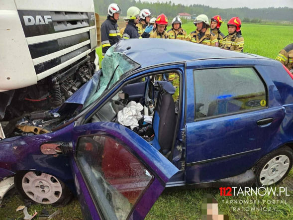 Koszmar na drodze pod Tarnowem! Fiat wbił się w ciężarówkę, trzy osoby nie żyją