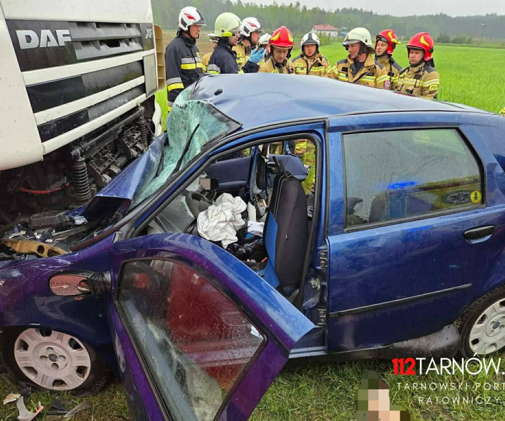 Dramat w Małopolsce! Trzy osoby zginęły w zderzeniu z ciężarówką