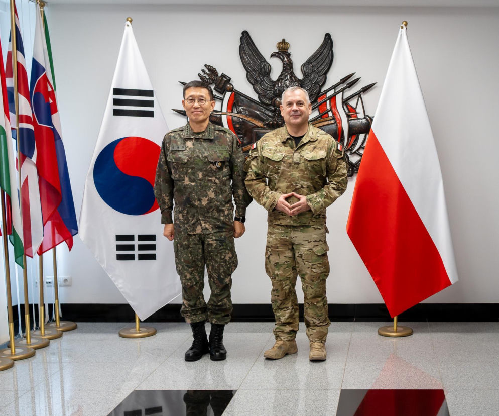 Generałowie Wiesław Kukuła i Gyuha Kim na tle flag Polski i Korei. O współpracy wojskowej czytaj na SE Portal Obronny.