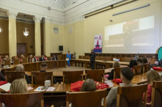 Różowy Pałac z Wąsem. Czyli prawdy i mity o raku bez strachu w Pałacu Kultury 