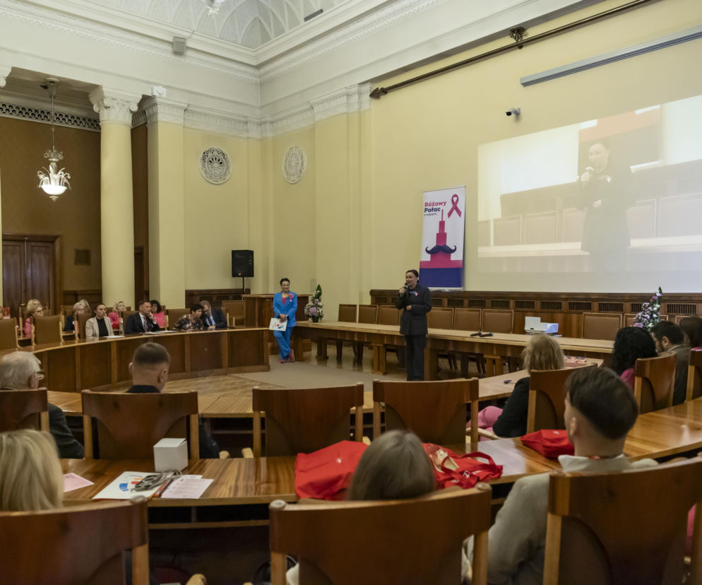 Różowy Pałac z Wąsem wraca do Warszawy. Zbadaj się za darmo przed PKiN