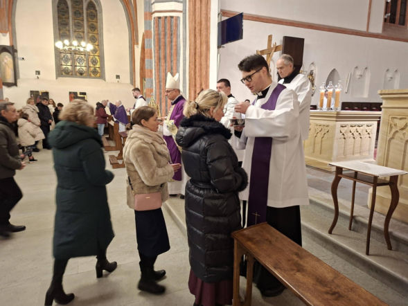 W Środę Popielcową ważnym gestem pokutnym jest posypanie głów popiołem