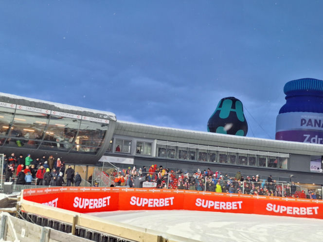 Tłumy kibiców pod Wielką Krokwią w Zakopanem