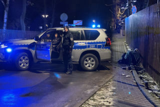 Krwawa awantura na Bemowie. Nożownik zaatakował kolegę, dźgnął go w szyję