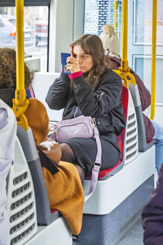 Jachira maluje się w tramwaju