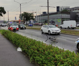 Potrącenie rowerzysty w Toruniu. Cyklista trafił do szpitala