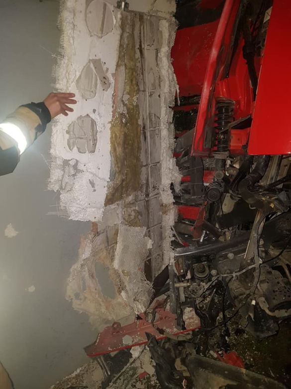 Groźny wypadek w Łabiszynie! Samochód ciężarowy WBIŁ się w blok [ZDJĘCIA]