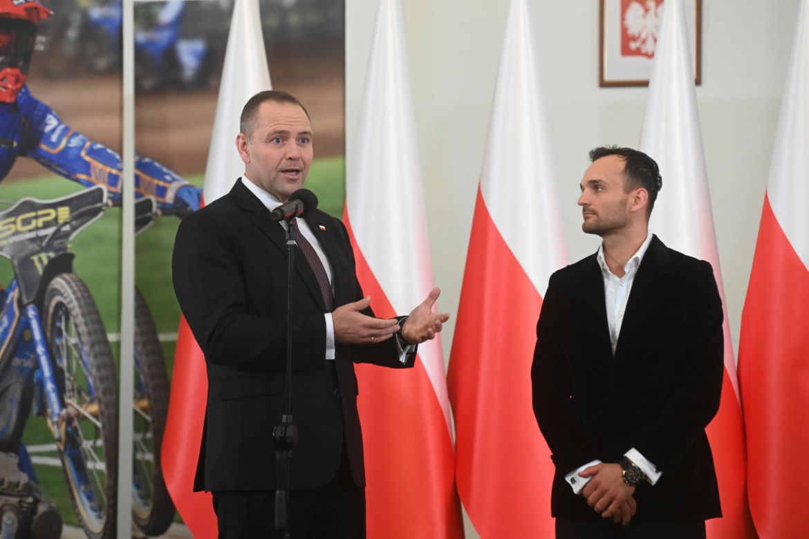 Prezydent RP Karol Nawrocki oraz indywidualny i drużynowy mistrz świata na żużlu Bartosz Zmarzlik