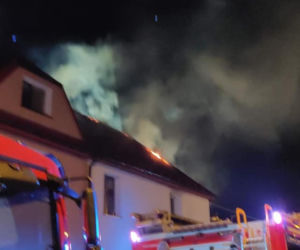 Pożar domu wielorodzinnego w Tarnowie! Jedenaście osób ewakuowanych