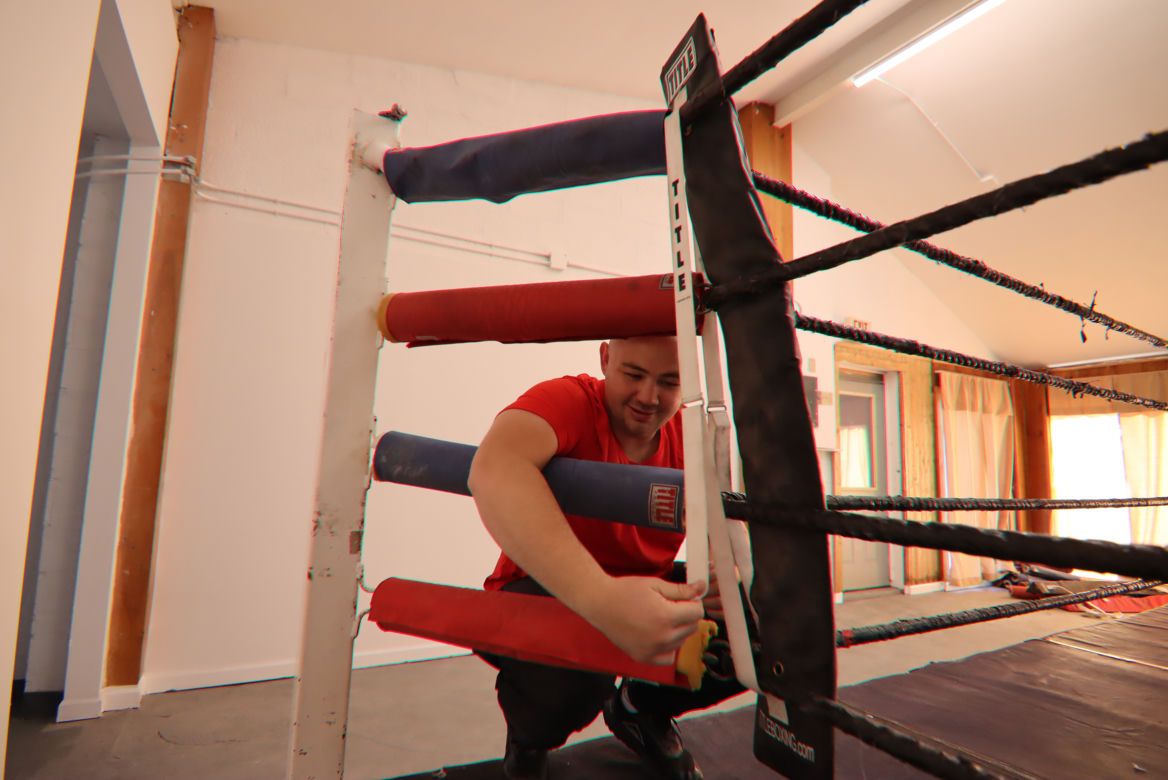 Adam Kownacki zbudował sobie ring w domu