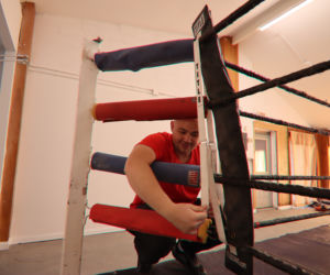 Adam Kownacki zbudował sobie ring w domu