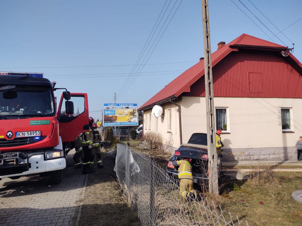Nowy Sącz. WYPADEK na ul. Nawojowskiej. Samochód wpadł na cudzą posesję