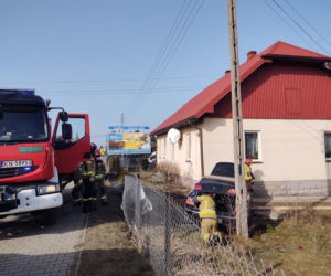 Nowy Sącz. WYPADEK na ul. Nawojowskiej. Samochód wpadł na cudzą posesję