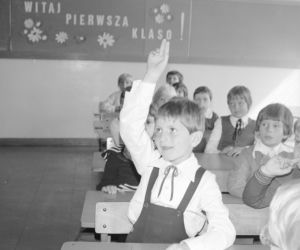 Gra w klasy, mundurki i wielkie uroczystości! Tak wyglądała szkoła 40 lat temu [ARCHIWALNE ZDJĘCIA]