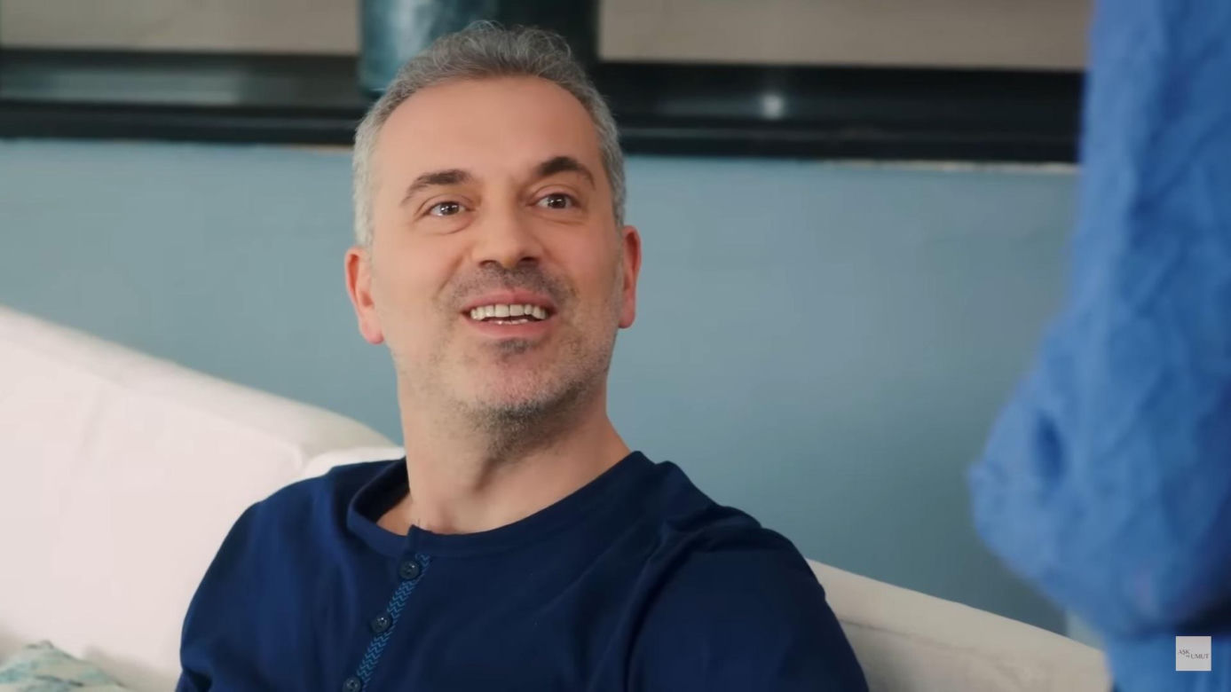 Tak Bülent ucieszy się, gdy dowie się, że Zeynep znowu z nimi mieszka