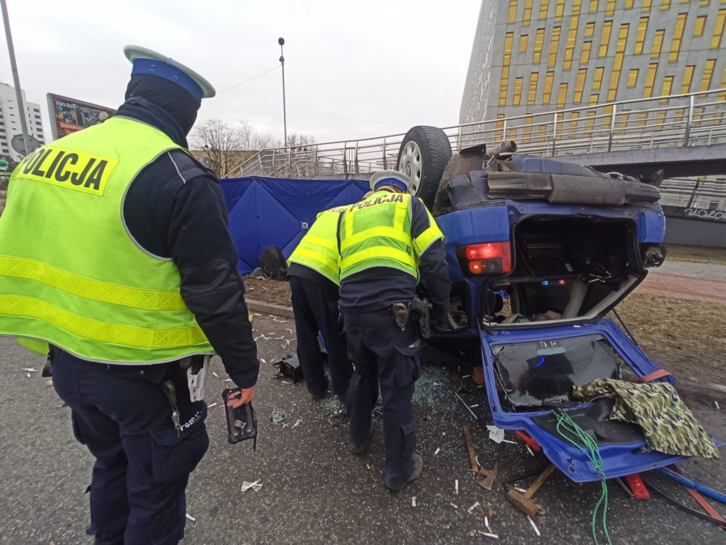 Wypadek w Katowicach. Samochód dachował na Roździeńskiego [ZDJĘCIA]