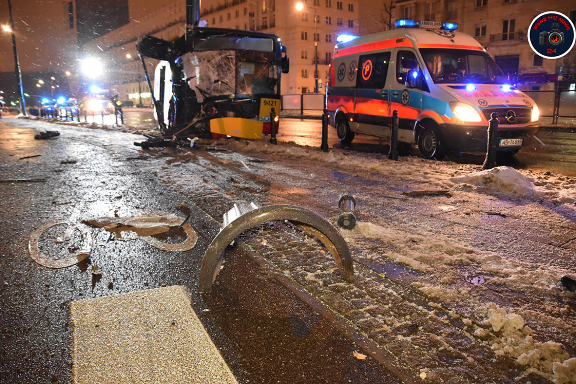 Autobus miejski uderzył w słup