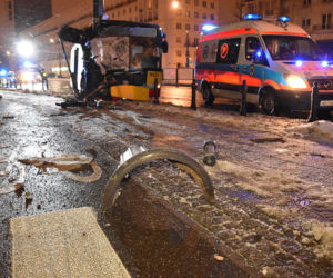Autobus miejski uderzył w słup