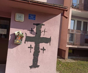 Zniszczone ściany bloków GSM w Nowym Sączu
