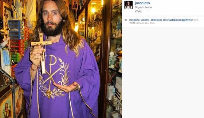 Jared Leto przebrany za księdza