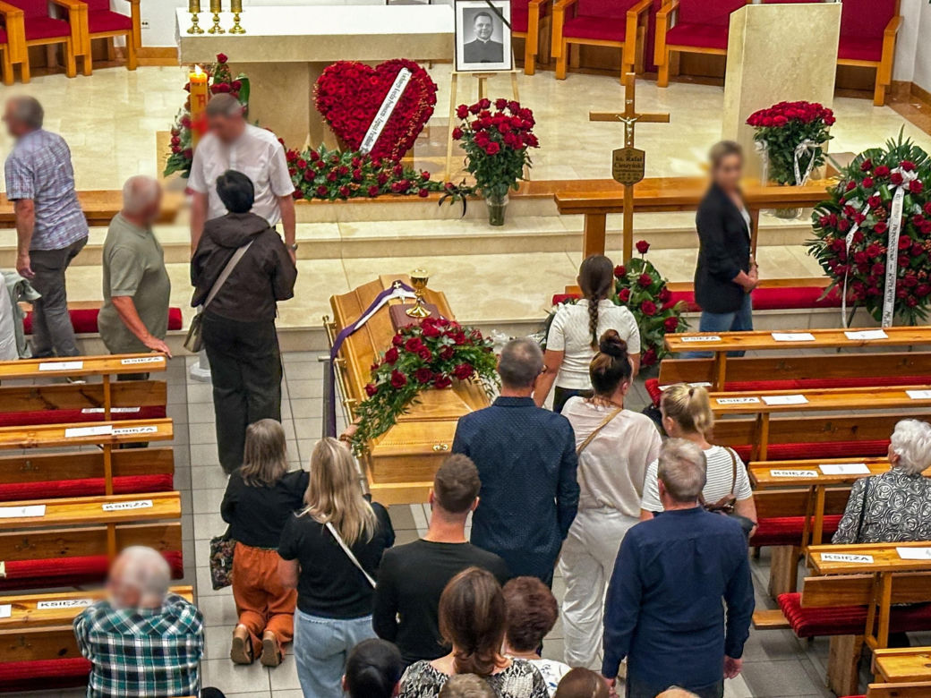 Całą noc czuwali przy zmarłym proboszczu. Pogrzeb ks. Rafała Cieszyńskiego w Szymbarku. Tu wszystko się zaczęło