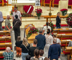 Całą noc czuwali przy zmarłym proboszczu. Pogrzeb ks. Rafała Cieszyńskiego w Szymbarku. Tu wszystko się zaczęło