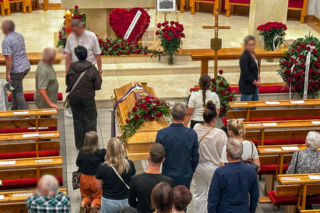 Całą noc czuwali przy zmarłym proboszczu. Pogrzeb ks. Rafała Cieszyńskiego w Szymbarku. Tu wszystko się zaczęło