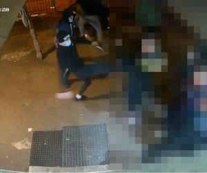 Brutalny atak w Bydgoszczy. Ofiara trafiła na stół operacyjny. Policja zatrzymała jednego ze sprawców 