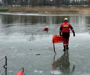 Tragedia na Dolnym Śląsku. Wędkarz wpadł pod lód na Jeziorze Leśniańskim