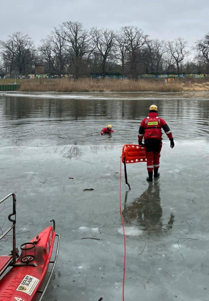 Tragedia na Dolnym Śląsku. Wędkarz wpadł pod lód na Jeziorze Leśniańskim