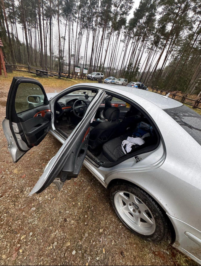 Musieli użyć pałki i wybić szybę w aucie. Niecodzienny przebieg policyjnej interwencji w powiecie rawickim