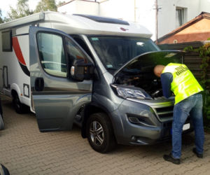Dziupla z kradzionymi częściami i samochodami rozbita