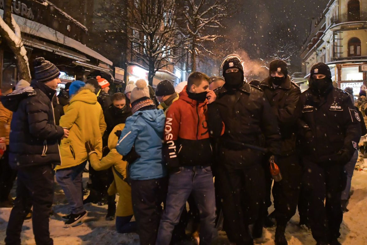 DZIKIE TŁUMY w Zakopanem. Wrócą obostrzenia? To możliwe! 