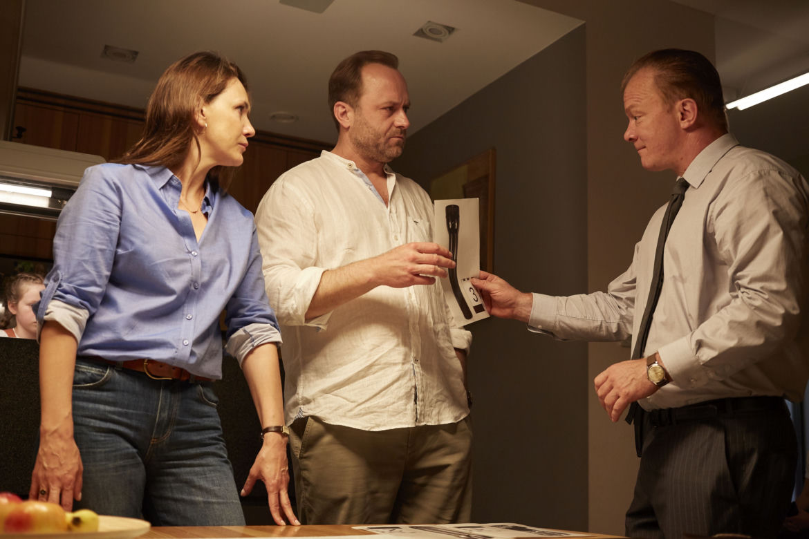 Osaczony odc. 1. Michał Górski (Leszek Lichota), komisarz Marek Kron (Eryk Lubos), Anita (Ilona Ostrowska)