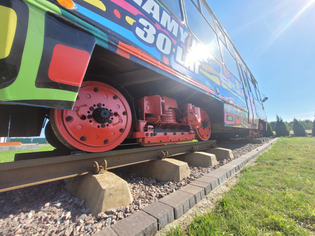 Tramwaj z Wrocławia trafił do przydomowego ogrodu w Łodzi. "Kosztował" 99 999 zł 