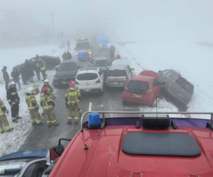 Karambol w powiecie dąbrowskim. Zderzenie 6 aut, droga zablokowana