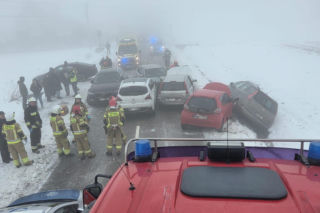 Karambol w powiecie dąbrowskim. Zderzenie 6 aut, droga zablokowana