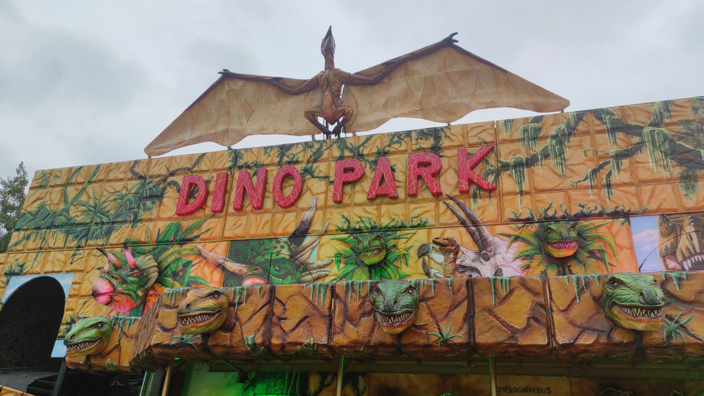 Białystok. Na osiedlu Zielone Wzgórza rozstawił się lunapark