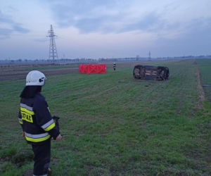 Wyszogród. Dachowanie zakończone śmiercią! Seat 37-latka wypadł z drogi [ZDJĘCIA]