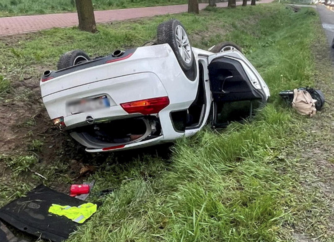 Dachował w rowie, z samochodu unosił się dym. Nieprzytomny kierowca w każdej chwili mógł spłonąć żywcem