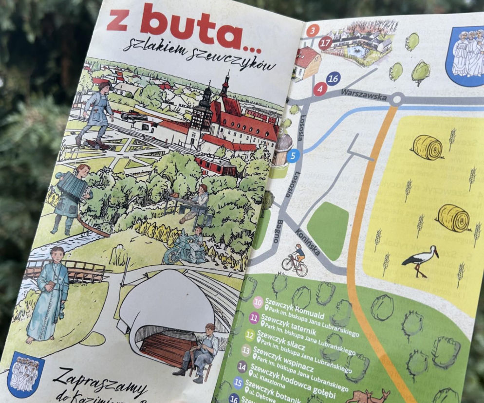 Dłoń trzyma kolorową mapę szlakiem szewczyków na tle zieleni. O atrakcjach w Kazimierzu Biskupim przeczytasz na Eska2.