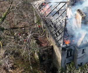 Wielki pożar zabytkowej willi pod Warszawą. Trwa akcja strażaków