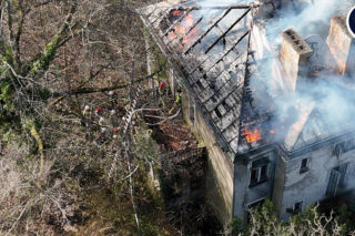 Wielki pożar zabytkowej willi pod Warszawą. Trwa akcja strażaków