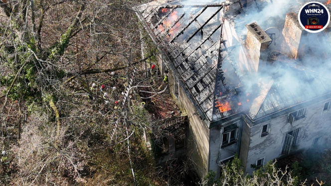 Wielki pożar zabytkowej willi pod Warszawą. Trwa akcja strażaków
