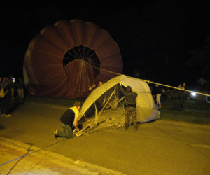 W dzień latały, nocą ziały ogniem. Nocny pokaz balonów w Nałęczowie 